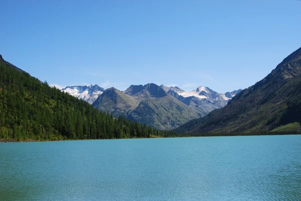 Lago y montañas — Foto de Stock