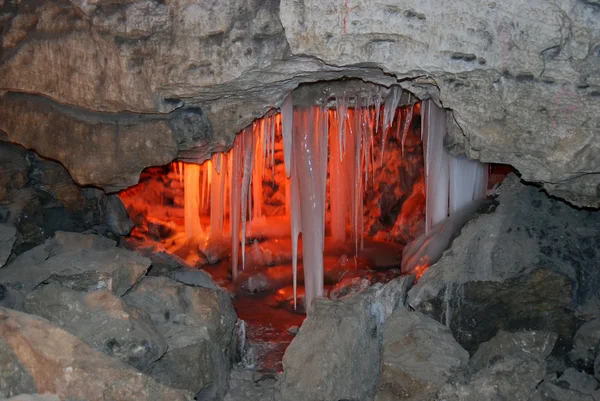 Лід з підсвічуванням у печері — стокове фото