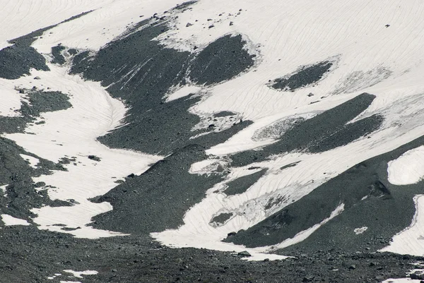 Neve sul pendio della montagna come sfondo — Foto Stock