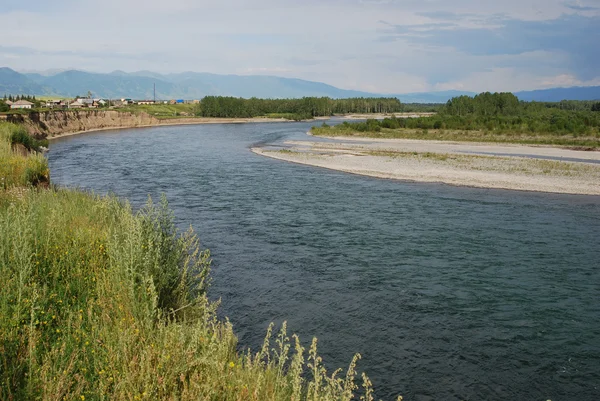 Établissement le long de la rivière — Photo