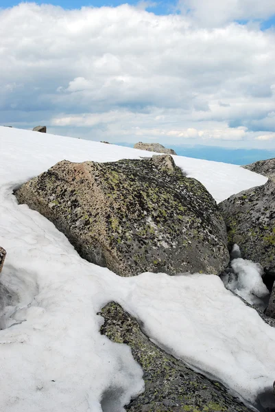 Mraky, kameny a sníh — Stock fotografie