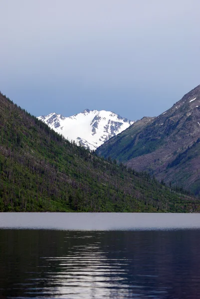 Lac alpin et montagnes — Photo