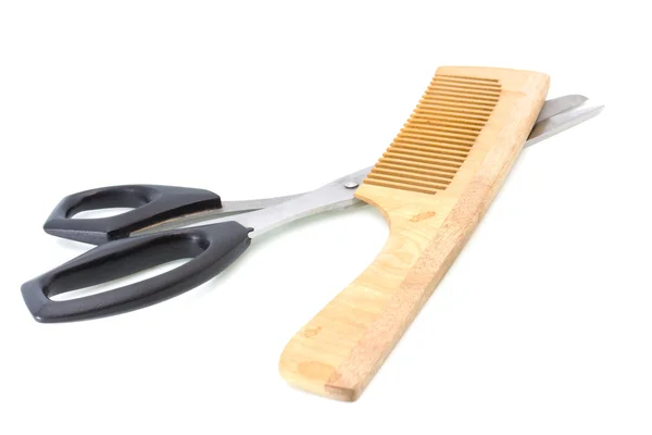 Drewniana szczotka do włosów i nożyczki — Zdjęcie stockowe