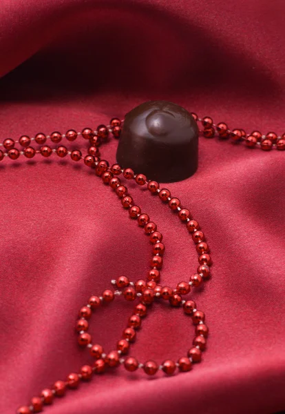 巧克力和红珠 — 图库照片