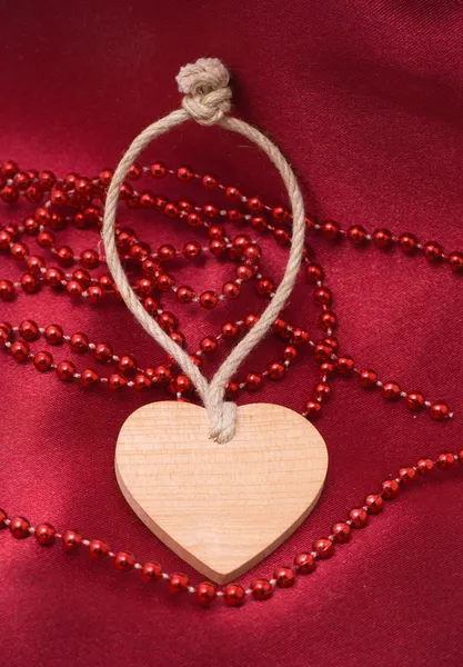 Corazón de madera y cuentas rojas — Foto de Stock