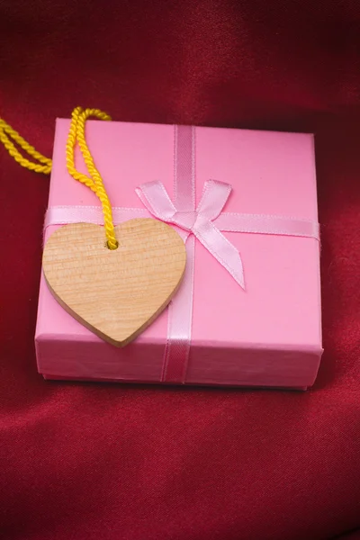 Ahşap kalp ve hediye — Stok fotoğraf