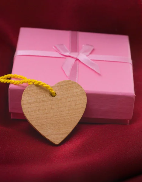 Dřevěné srdce a dárek — Stock fotografie