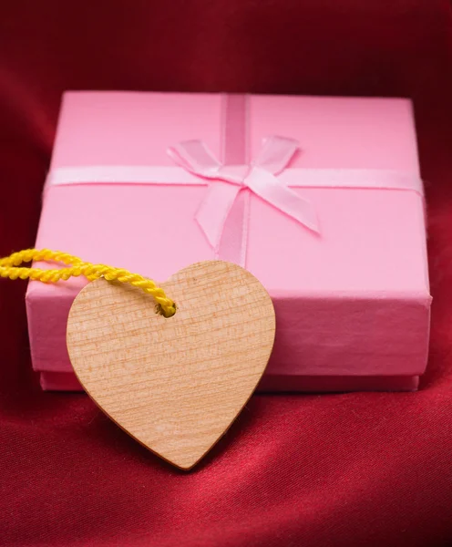 Corazón y regalo de madera — Foto de Stock
