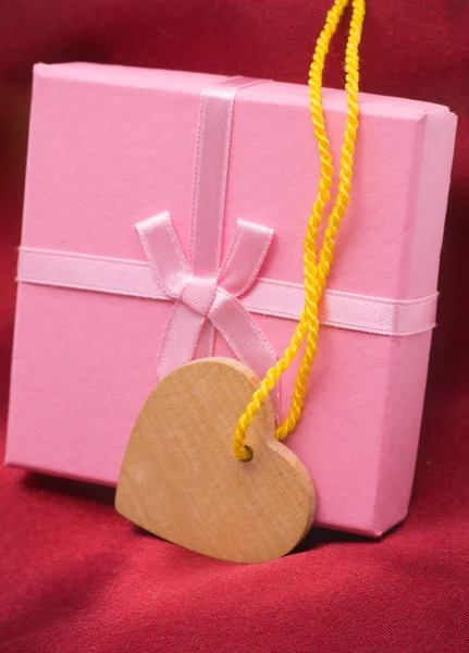 Corazón y regalo de madera —  Fotos de Stock