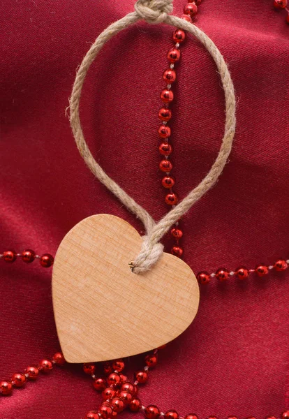 Trä hjärta och röda pärlor Royaltyfria Stockfoton