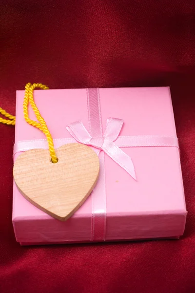 Corazón y regalo de madera Fotos de stock