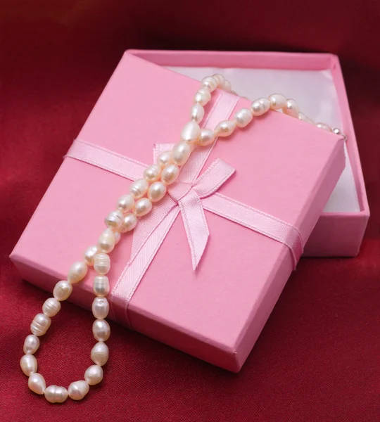 ピンクの箱で真珠 — ストック写真