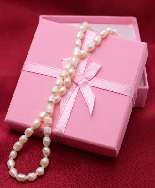 Perlen auf rosa Schachtel — Stockfoto