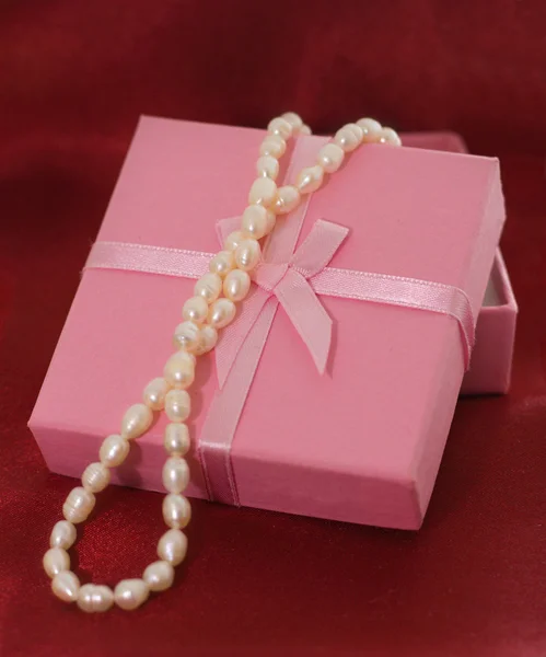 ピンクの箱で真珠 — ストック写真