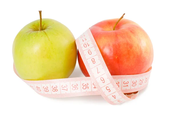 Розовая измерительная лента и два яблока — стоковое фото