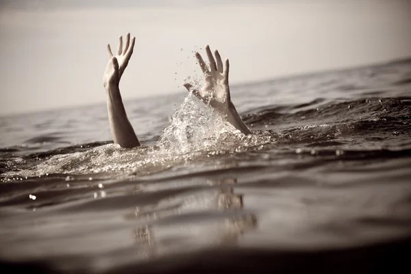 助けて！海に溺れる男 — ストック写真