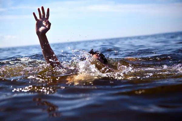 Pomoc! Muž topící se v moři, snažící se vznášet. — Stock fotografie