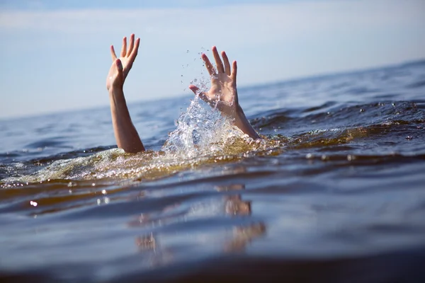Refugiados. Homem afogando-se no mar — Fotografia de Stock