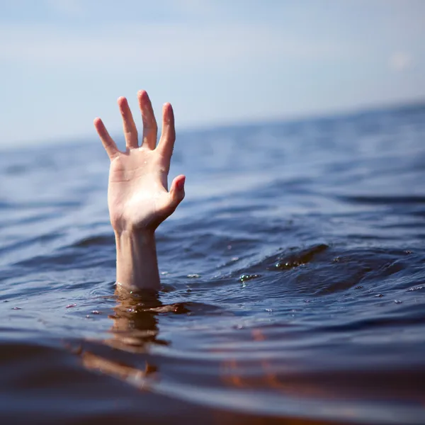 Человек тонет в море — стоковое фото