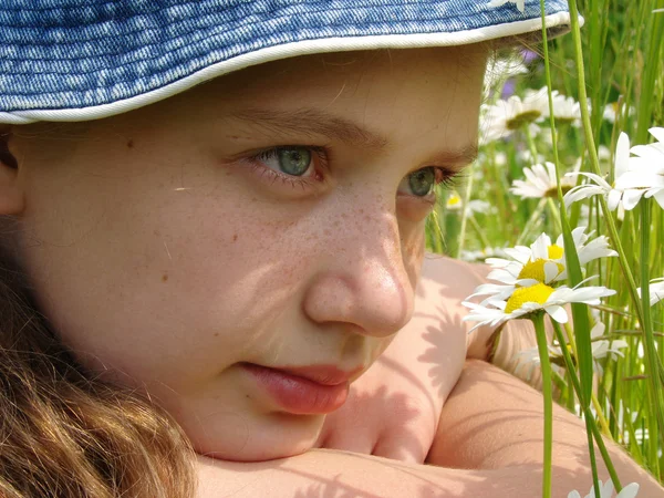Girl with daisies 2 — Stock Photo, Image