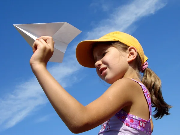 Mädchen mit Papierflieger — Stockfoto