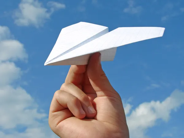 Dziecko ręki z papierowy samolot — Zdjęcie stockowe