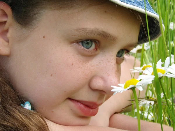Dívka s sedmikrásky — Stock fotografie