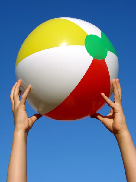 Руки с пляжным мячом — стоковое фото
