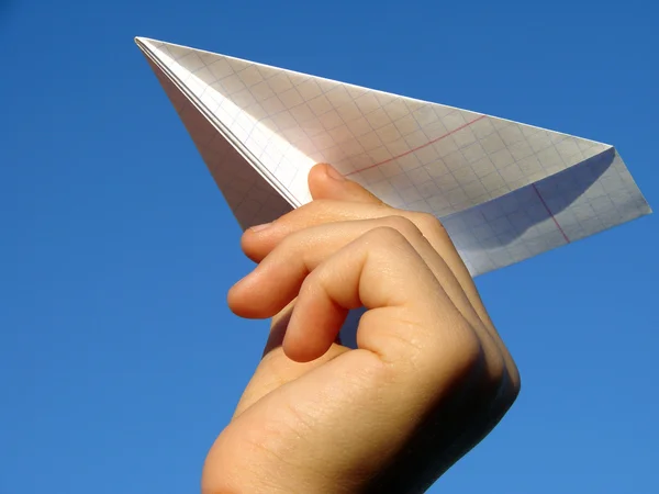 儿童手与纸飞机 — 图库照片