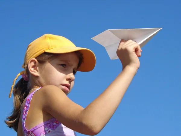 女孩与纸飞机 — 图库照片