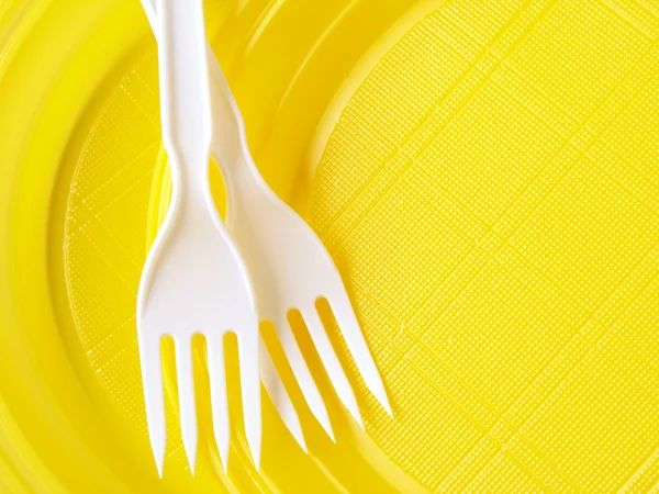 Желтые одноразовые тарелки — стоковое фото