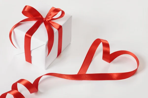 선물 상자와 빨간 리본 — 스톡 사진