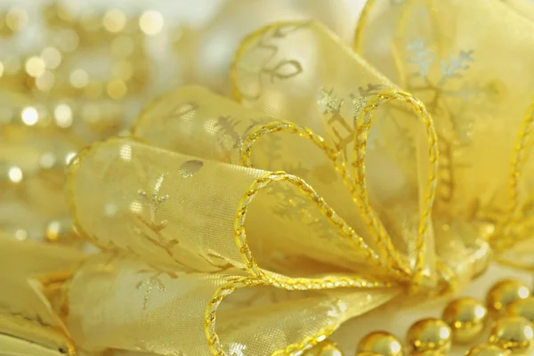 Золотой рождественский лук — стоковое фото