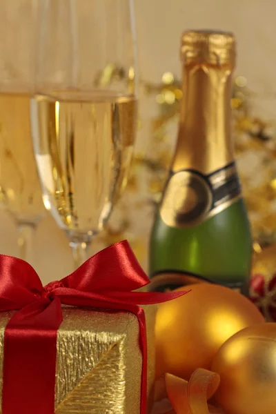 Prezent na Boże Narodzenie i szampana — Zdjęcie stockowe