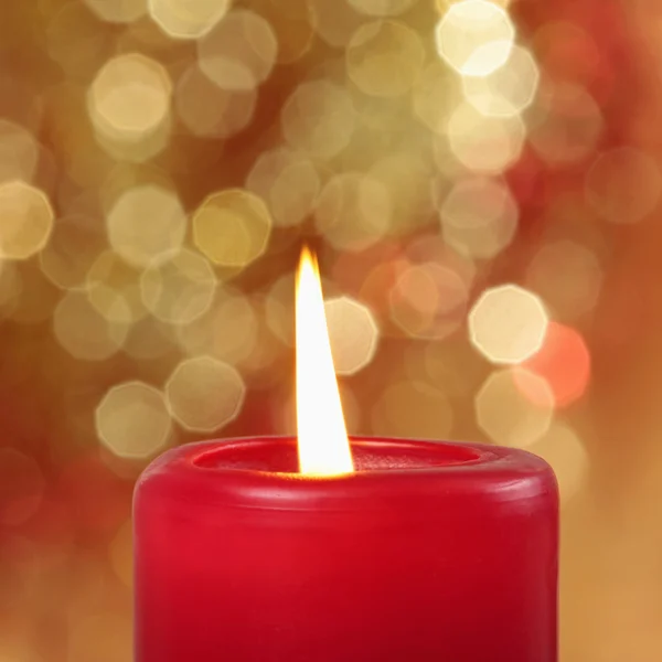 Красная горящая свеча — стоковое фото