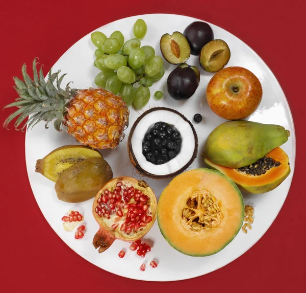 Тарелка фруктов — стоковое фото