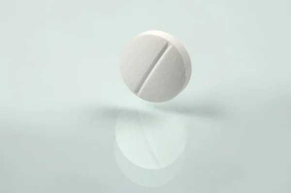 Белая таблетка — стоковое фото