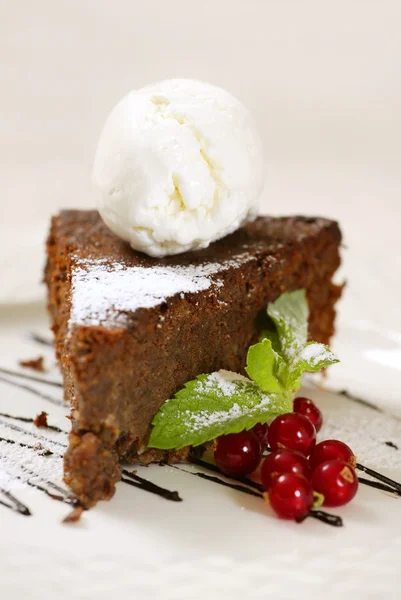 Schokoladenkuchen mit Eis — Stockfoto