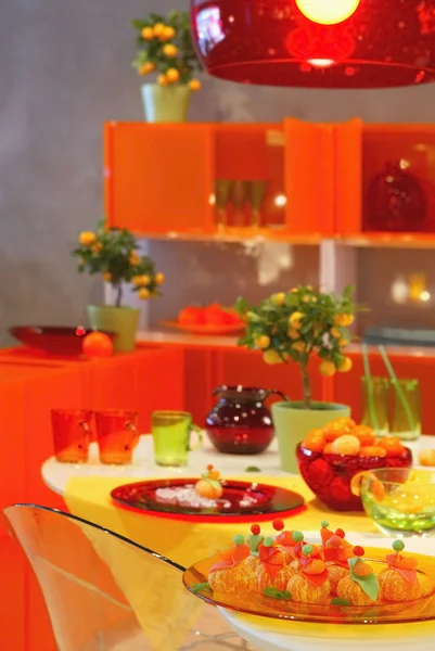 Оранжевая кухня — стоковое фото