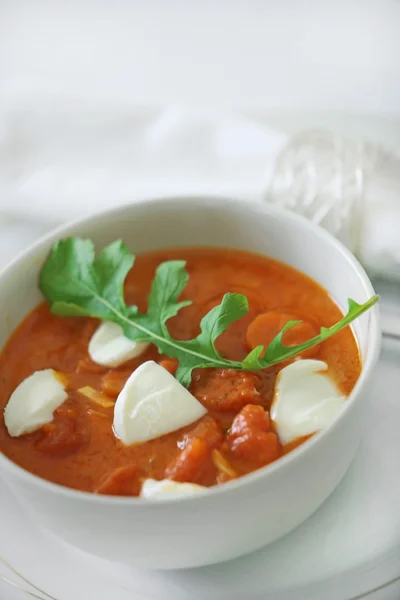 Ντοματόσουπα με μοτσαρέλα — Φωτογραφία Αρχείου