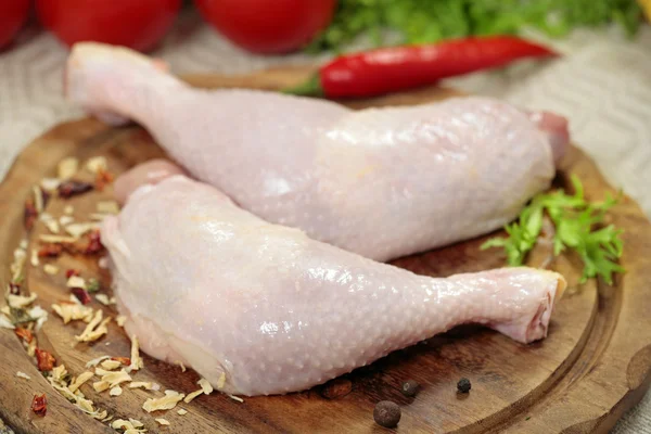 Färska råa kycklingben — Stockfoto