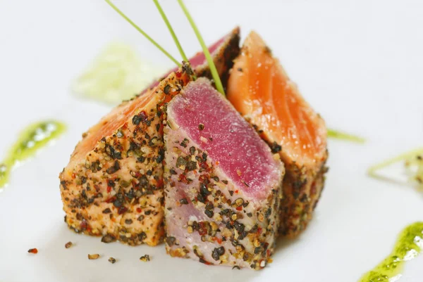 Gegrilde tonijn en zalm — Stockfoto