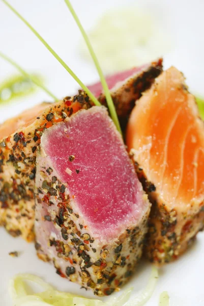 Grilled tuna fish and salmon — Stock Photo, Image