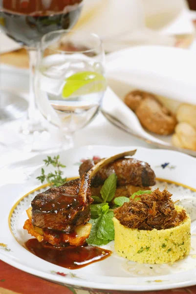 Couscous med grillat kött — Stockfoto