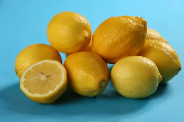 Лимоны на синем фоне — стоковое фото