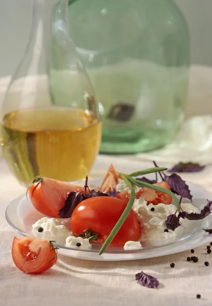 Salad with tomatoes and fresh cheese — Stock Photo, Image