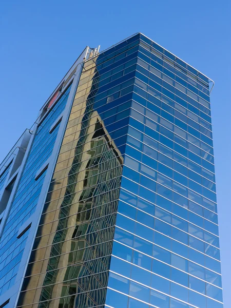 Reflexion über Bürogebäude — Stockfoto