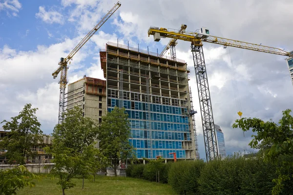 Bau von Bürogebäuden, Kränen — Stockfoto