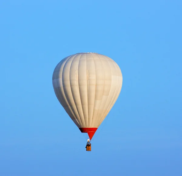 Mavi gökyüzünde fonunda balon — Stok fotoğraf