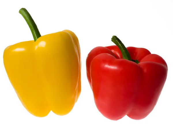 Två paprikor, gula och röda, isolerade — Stockfoto